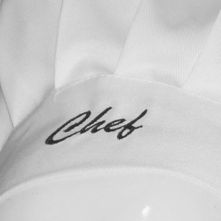 Kochmütze Küchenmütze Chefmütze, weiß mit Aufschrift CHEF, verstellbar mit Klettverschluß, Stoff, 1 Stück