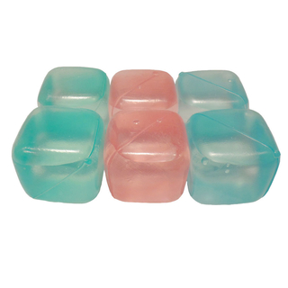 Eiswürfel Dauereiswürfel groß Minikühlakku, 6 Stück, lebensmittelechter Kunststoff/Kühlflüssigkeit, je Würfel ca. 4 x 4 x 4 cm, je 2 blau/grün/rosa
