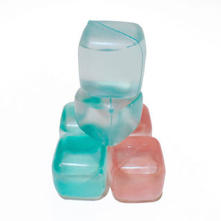 Eiswürfel Dauereiswürfel groß Minikühlakku, 6 Stück, lebensmittelechter Kunststoff/Kühlflüssigkeit, je Würfel ca. 4 x 4 x 4 cm, je 2 blau/grün/rosa