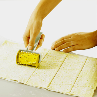 Betti Bossi Nachoroller Tortillaroller Gebäckroller Chipsroller Snackroller, Kunststoff lebensmittelecht, ca. 17 x 9 cm, hellgrau-gelb, 1 Stück