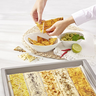 Betti Bossi Nachoroller Tortillaroller Gebäckroller Chipsroller Snackroller, Kunststoff lebensmittelecht, ca. 17 x 9 cm, hellgrau-gelb, 1 Stück