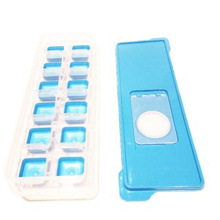 Eiswürfelform mit Deckel. Eiswürfelbereiter Ice Cube Maker, lebensmittelechter Kunststoff, Silikon, ca. 9 x 26 cm, blau